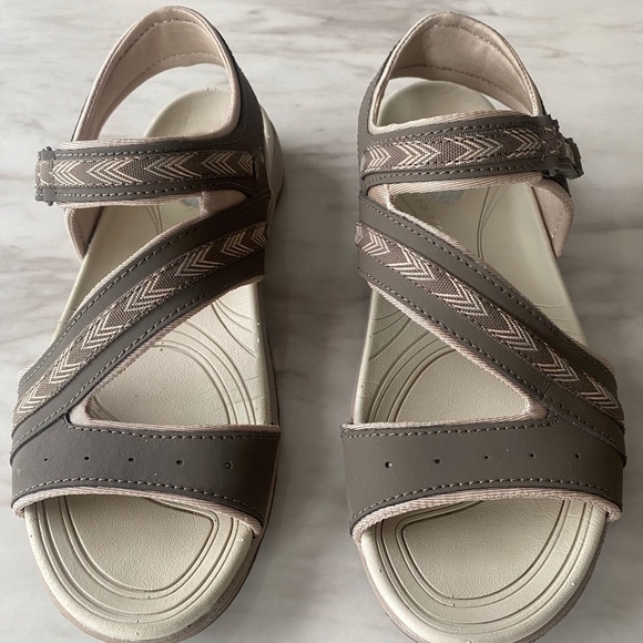 SOLD SOLD SOLD Dr Scholl’s - Picture 1 of 4